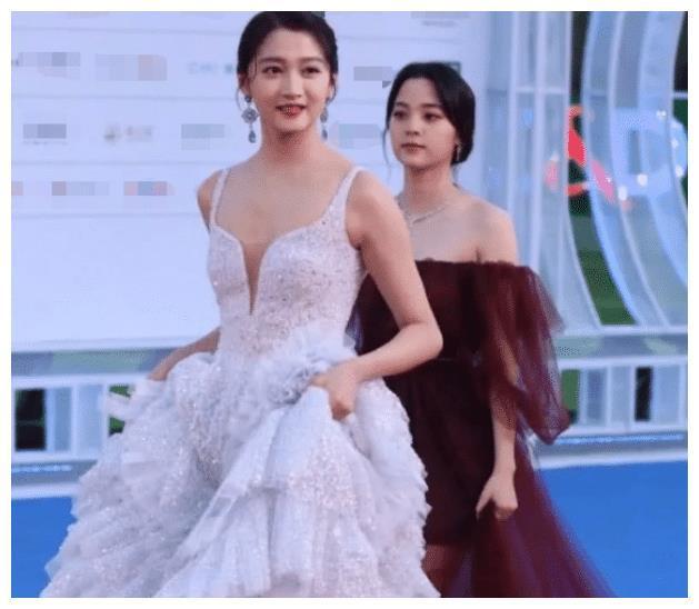 优秀了关晓彤！随便一个发夹8千，欧阳娜娜戴9.9包邮，差距明显