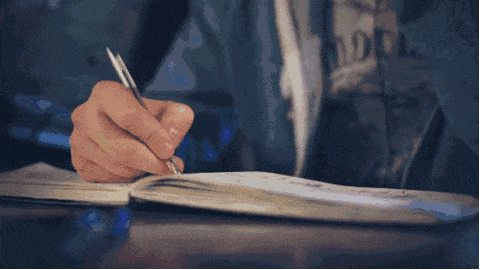 相信我，没有人愿意透过你丑陋的PPT，发现你牛逼的创意