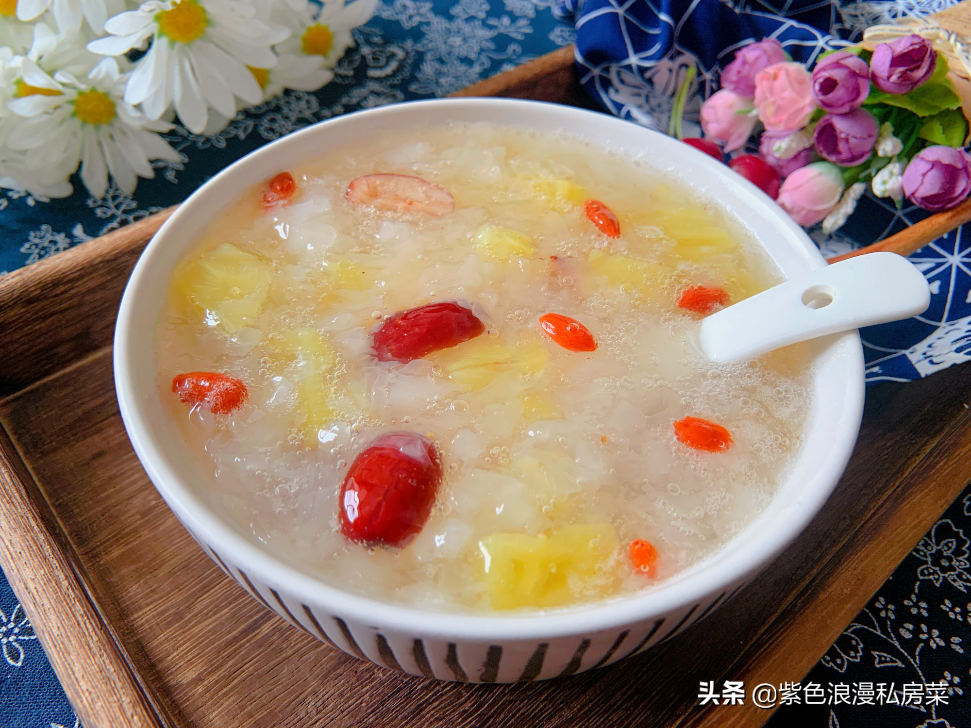 搭配银耳一起炖(银耳配什么一起煮)