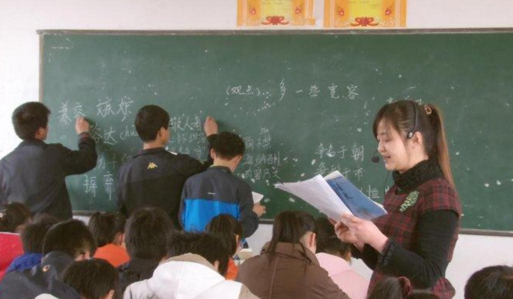 老师真实收入究竟有多少？月薪过万不在少数，看完工资条网友酸了