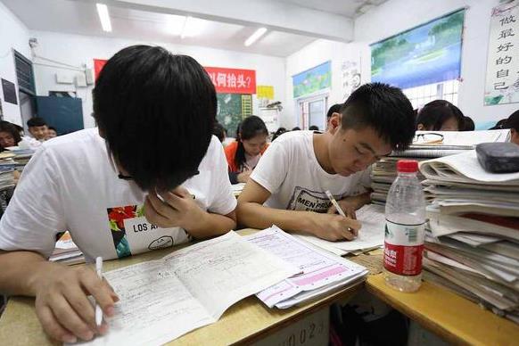 我国高中前百名榜单，衡水中学位于第二，榜首录取率高达99.5%