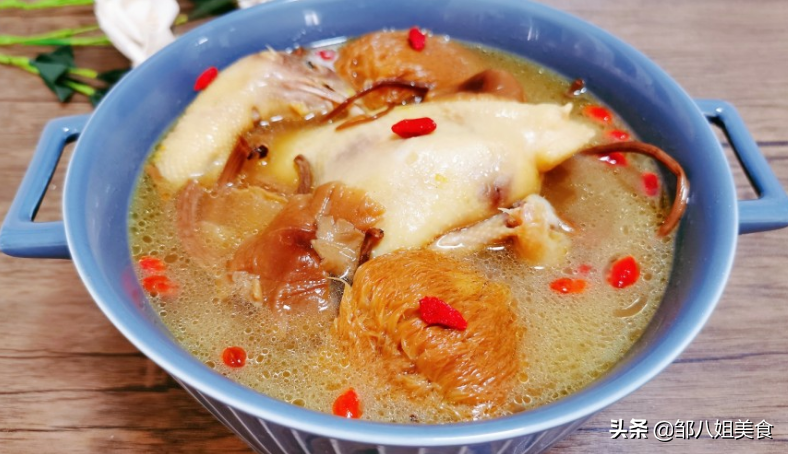 炖鸡汤，记住“2个窍门”，鸡肉不柴鸡汤不腥，汤鲜肉嫩很美味