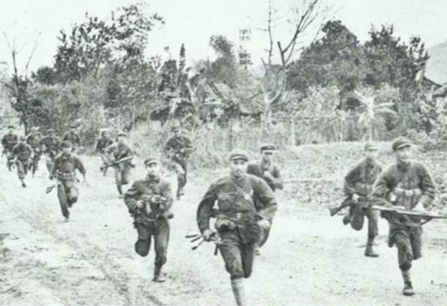 1945年，14岁少女虚报年龄乔装成男孩参军，立下特等功，后来咋样