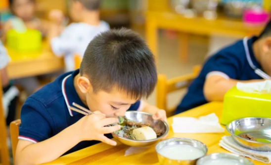 深圳某幼儿园食堂走红,菜品丰富且摆盘精致,家长表示学费没白交