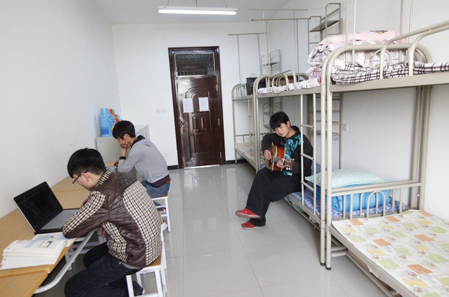 学生上大学，8千生活费不足一月已用光，生活费标准多少够用