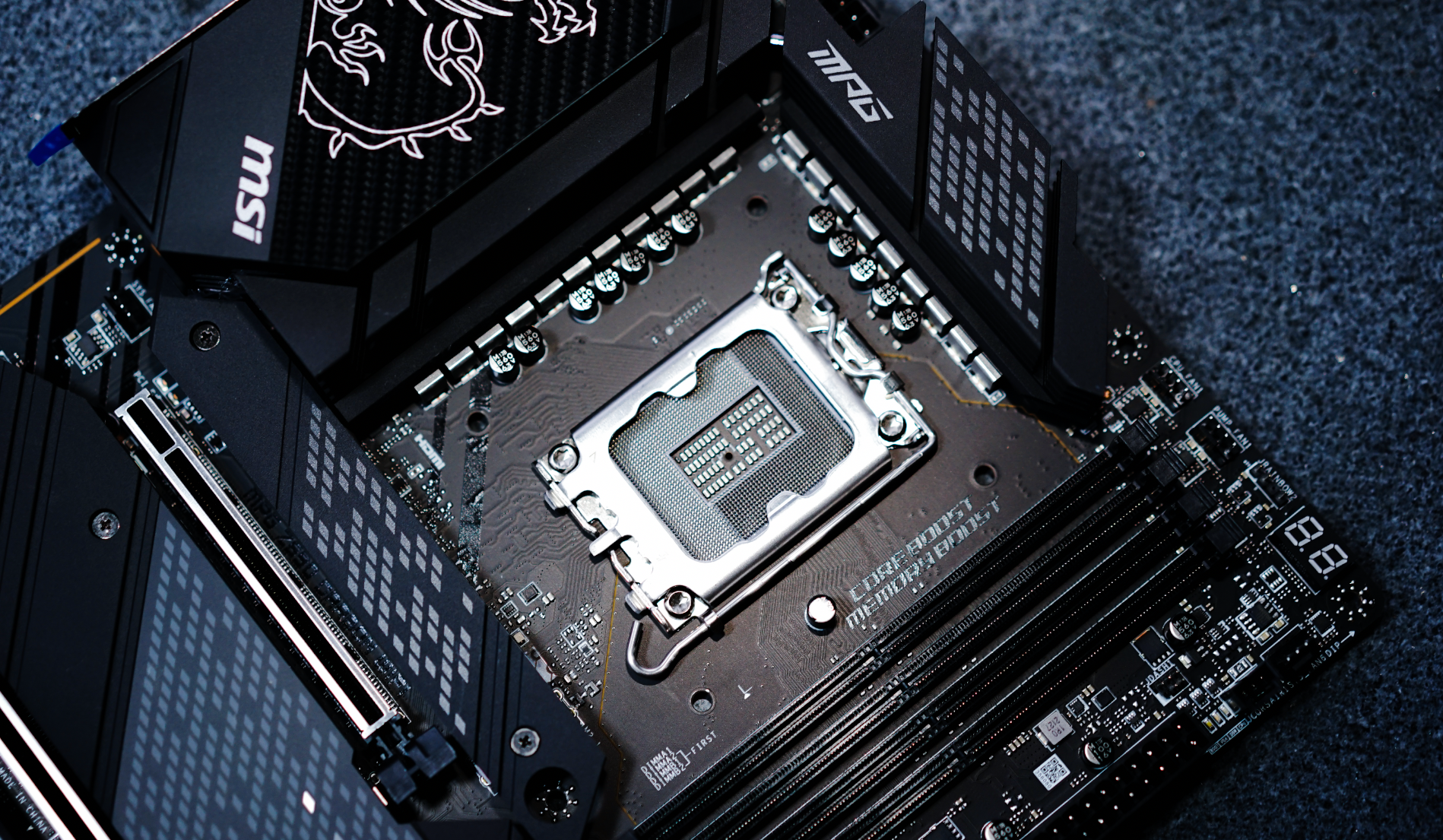 intel酷睿12代首发“座驾”来了！微星Z690 CARBON WIFI抢先开箱