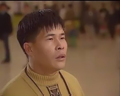 “家里有一个童话妻子”男人充满了曝光！他从未收到从年龄的新年事件的联盟。