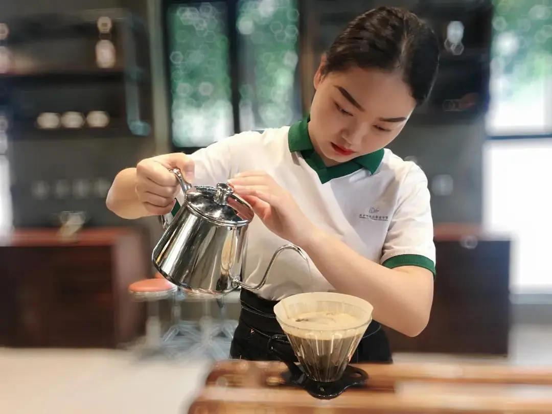 被誉为服务明星的沃土，这所学校不简单