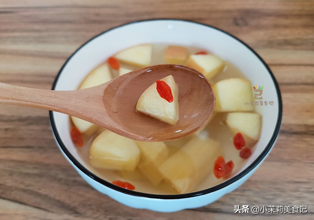 它是“补血果”，铁含量高，与苹果绝配，女性春季要常喝，好处多