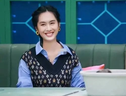 她被誉为“最美紫霞”，曾与星爷假戏真做，险些陷入“尺度”泥潭