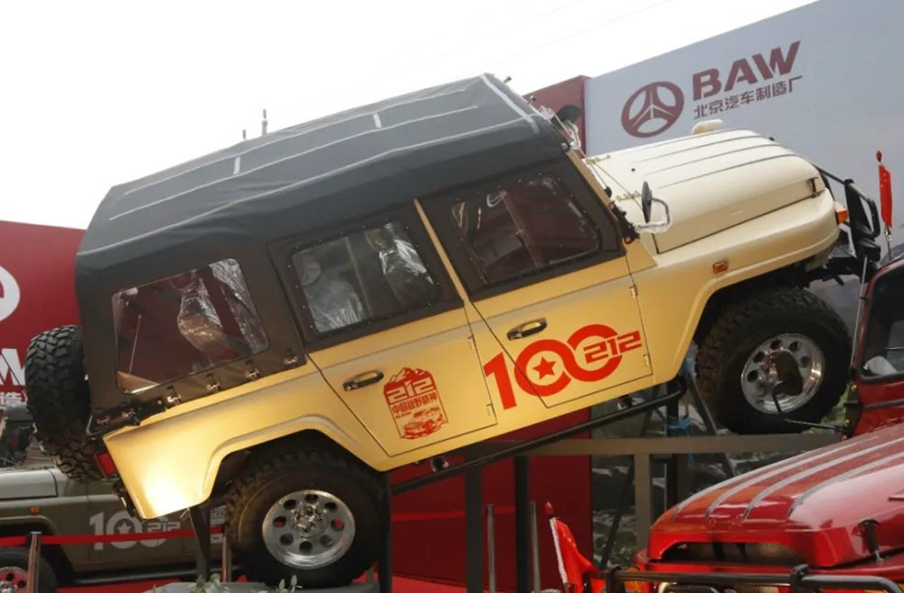 新车｜越野不输坦克300？BJ212致敬版上市，搭载三菱动力