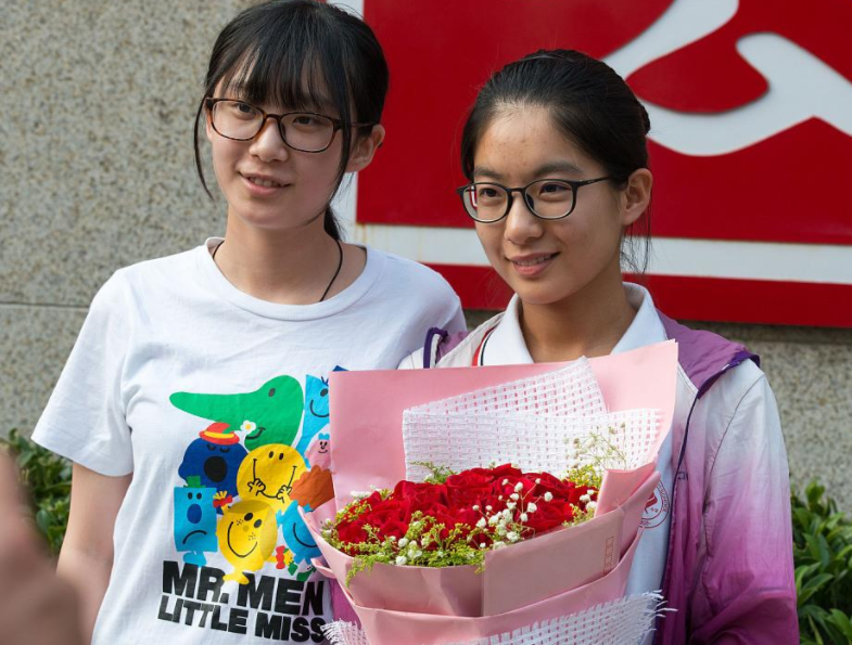 南京大学“招生宣传照”惹争议，标语叫人浮想联翩，学姐也太拼了