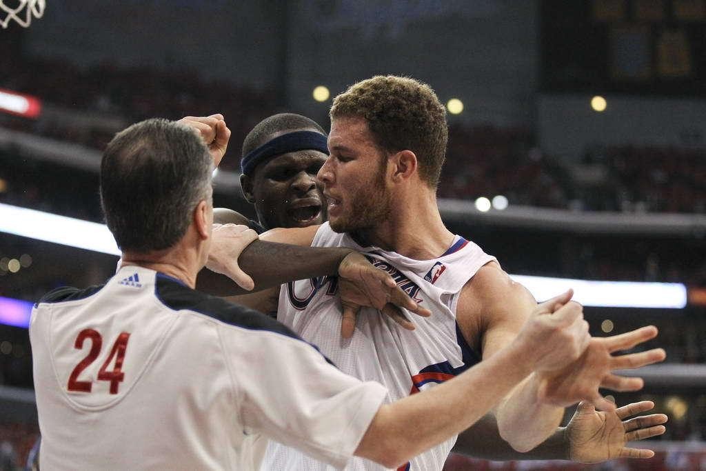 nba为什么裁判会拉架(NBA那些大型冲突事件，球迷将饮料洒阿泰身上，导致9人禁赛140场)