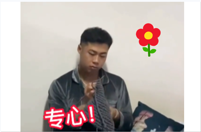 大学宿舍3人同时给女友织围巾，单身那位深受打击，网友这样安慰