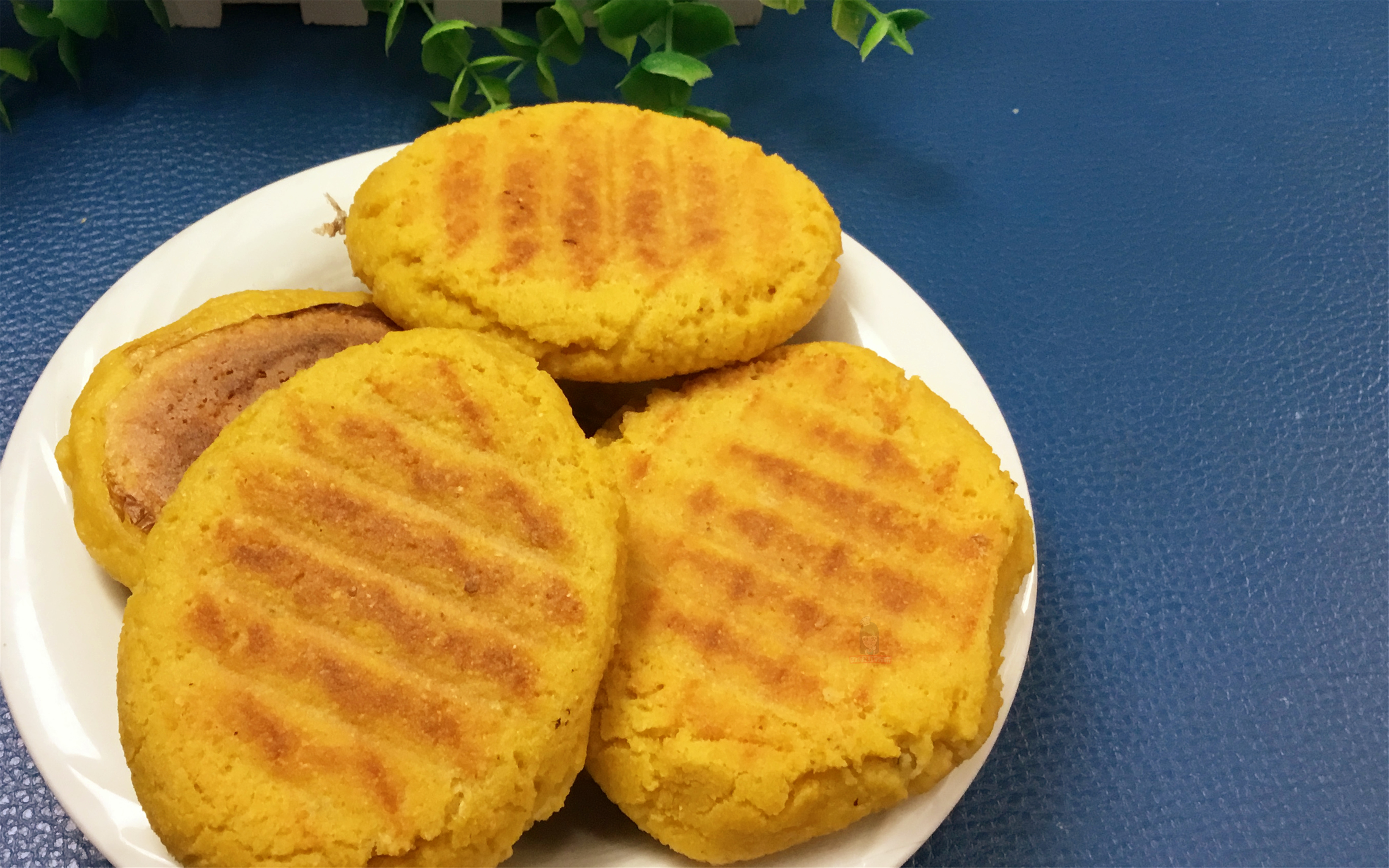 玉米面饼子怎么做（教你做外壳焦脆的正宗玉米面贴饼子）