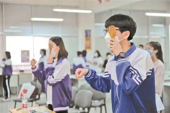 多省公布22年高考体检时间，据说要脱光衣服转圈？听听网友怎么说