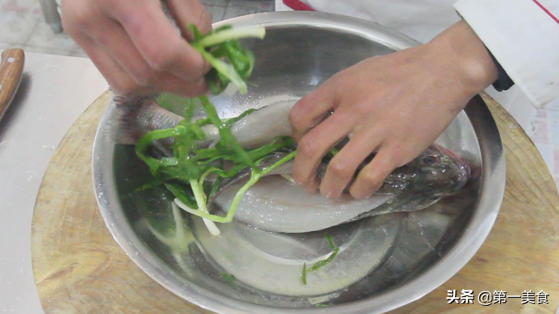 鲈鱼清蒸的做法大全（教你做鱼肉鲜嫩的鲈鱼）