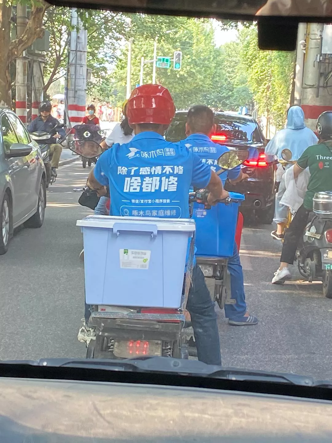 这些衣服的slogan不止酷,还有态度