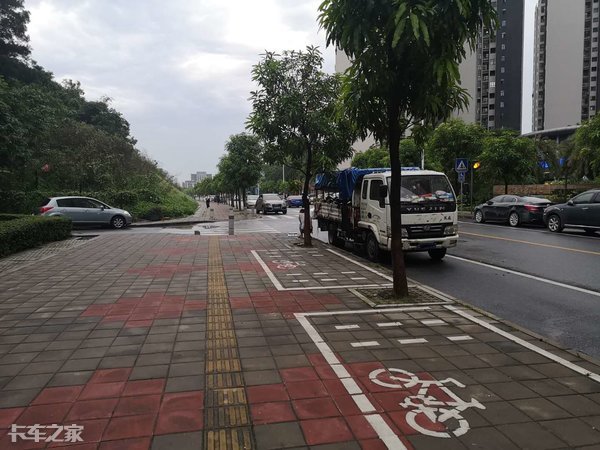 大尺寸货厢装的多，双排驾驶室能坐5个人，东风途逸T5摆摊妥妥的