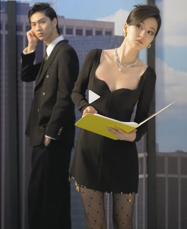 乔欣变90年代OL女郎，穿小黑裙配黑丝真性感，有港风美人的韵味了