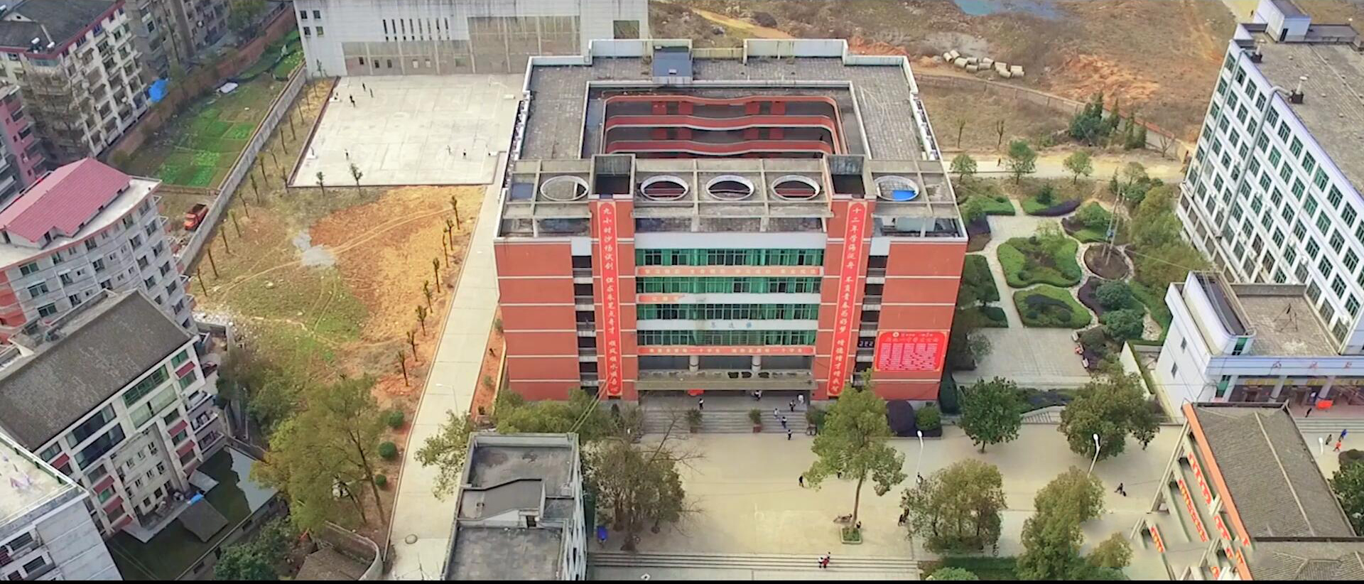 湖南娄底六所好高中，2020高考喜报传出，娄底三中荣膺市理科状元