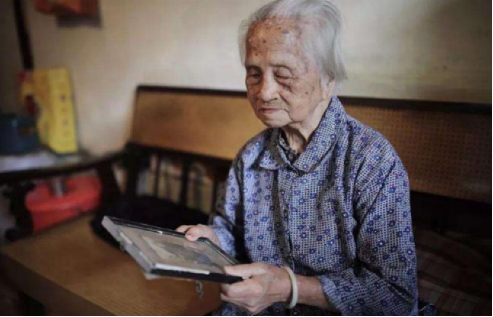 封建制度下的“自梳女”：洞房时穿上连体衣服，手中拿着一把剪刀