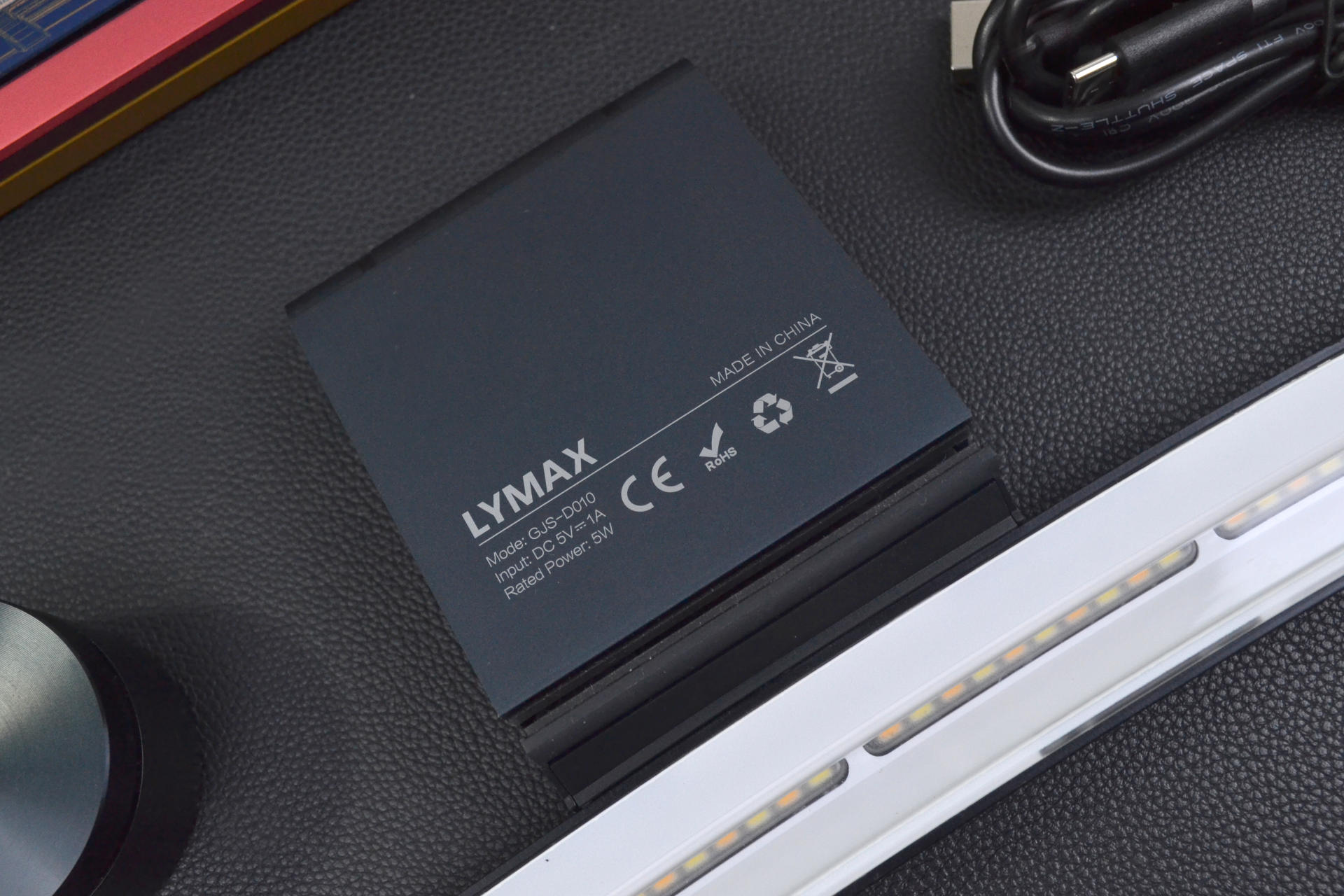 桌面搭配是选实用 还是炫酷？选LYMAX曲面屏幕挂灯PRO我都要