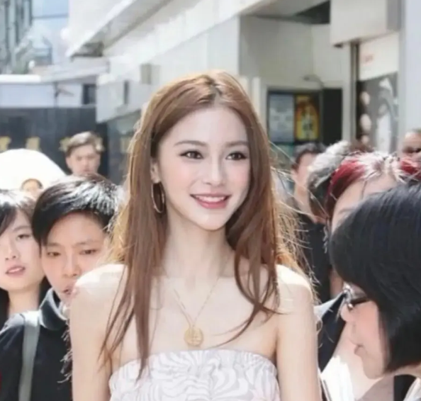 费尽心思挤进贵妇圈？钮钴禄·杨颖人脉不断升级，野心到底是啥？