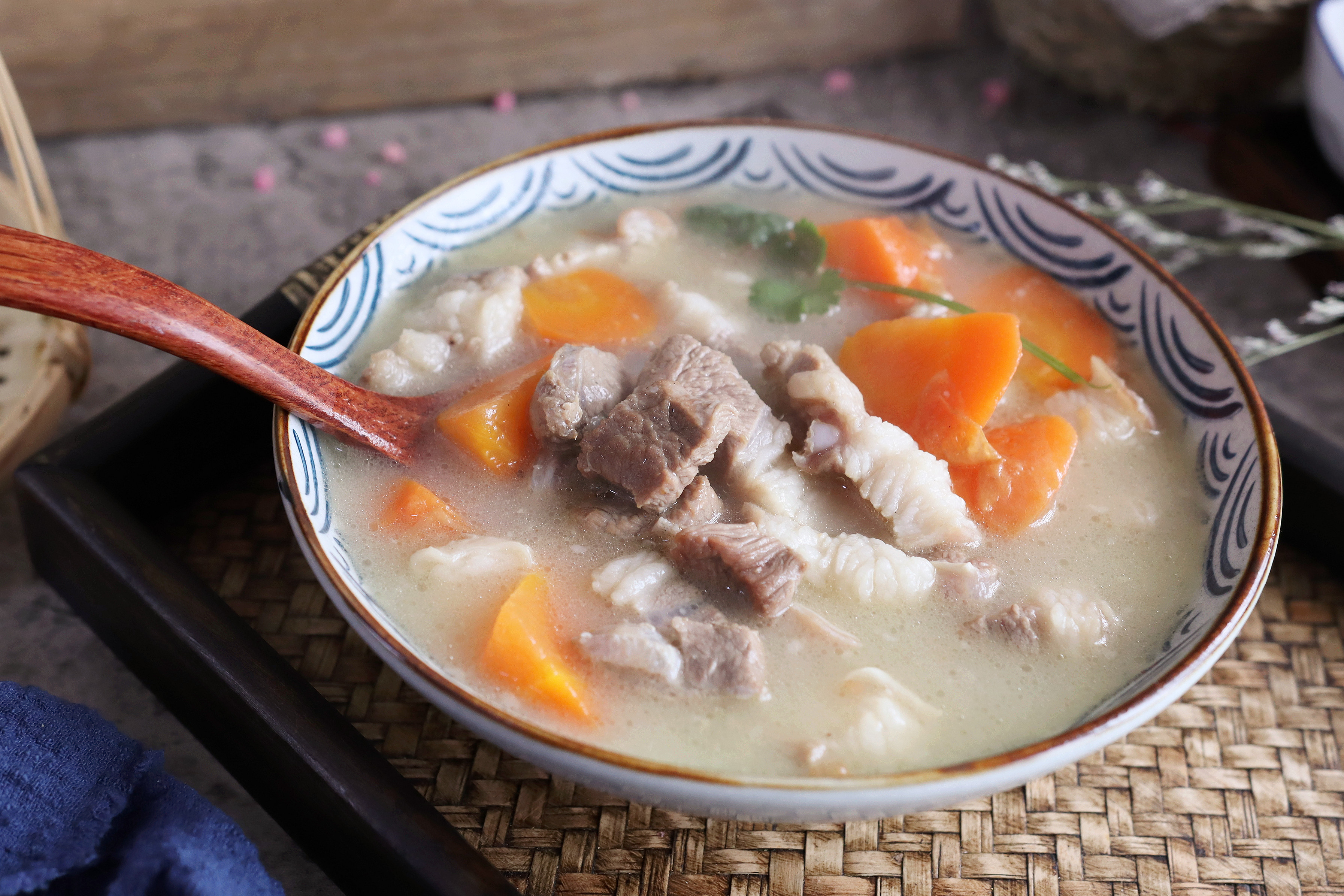 煮羊肉汤时，记住“2用1多放”，汤奶白浓郁，膻味小味道鲜香