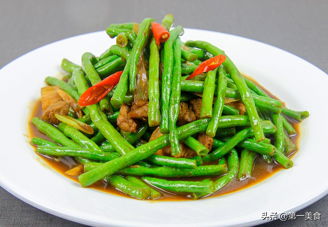 长豆角怎么炒好吃（分享一道美极长豆角的家常做法）