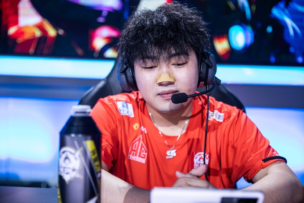 AG零封DYG，爱思终于拿到首个MVP，被忽视了大半个赛季，不容易啊