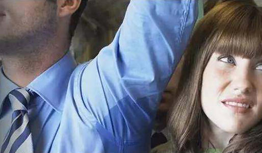 随着高温预警的发布,除了天气让人受不了以外,还有地铁,公交,马路上