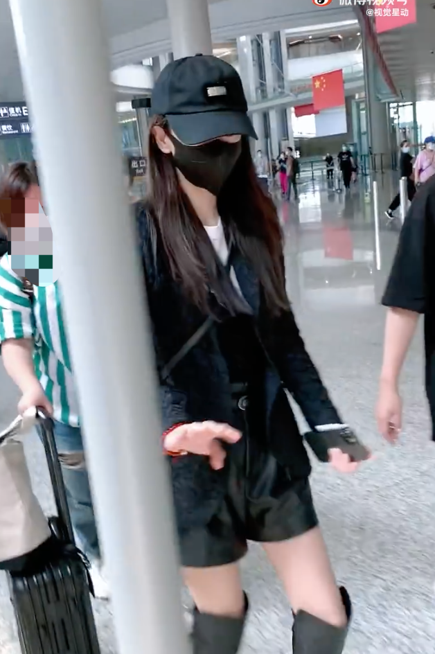 杨颖打扮潮流走机场,全程低头险撞柱子上,腿部纤细靴子装不满