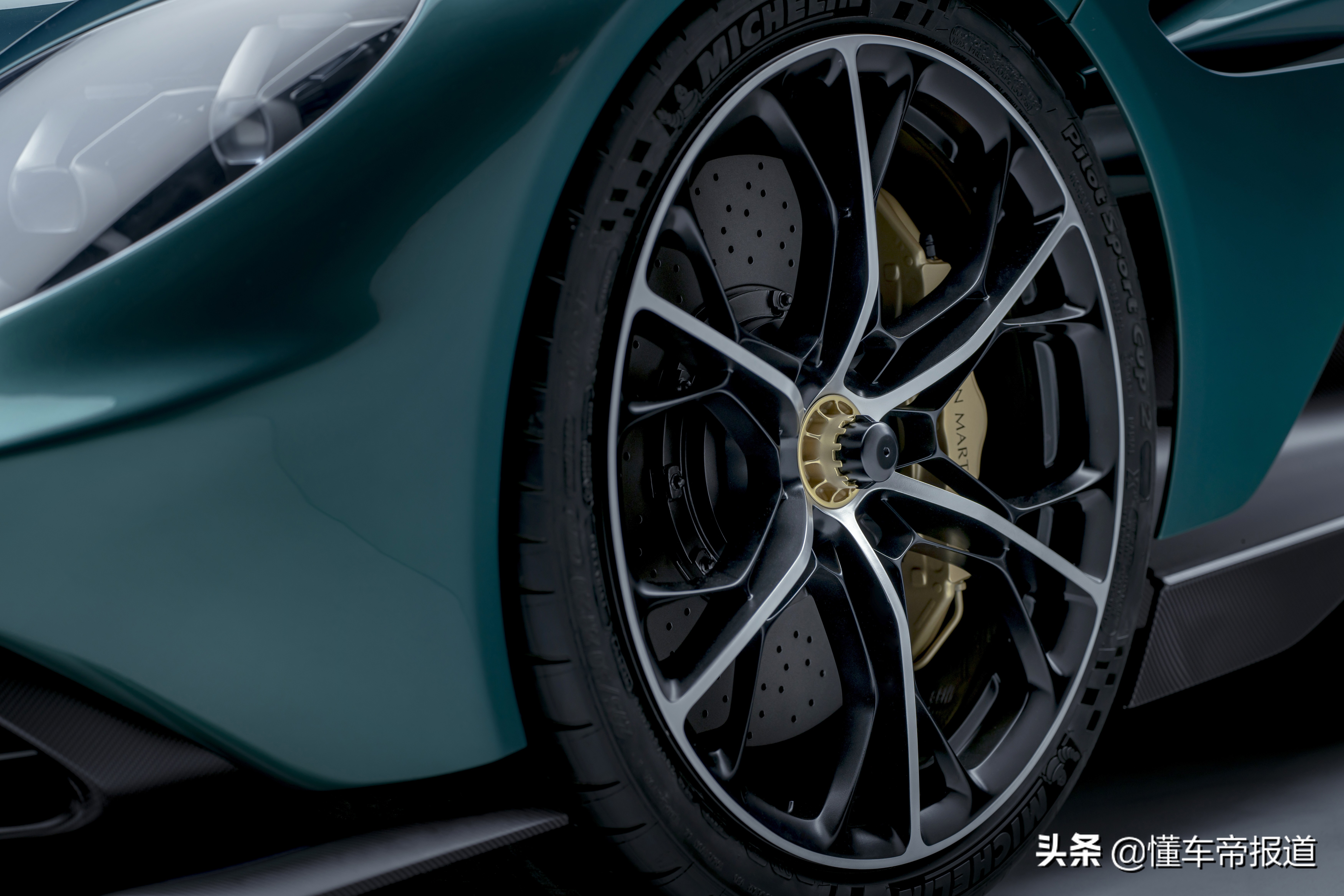 新车 </p><p>　　 直面法拉利SF90 Stradale？阿斯顿·马丁Valhalla量产版发布