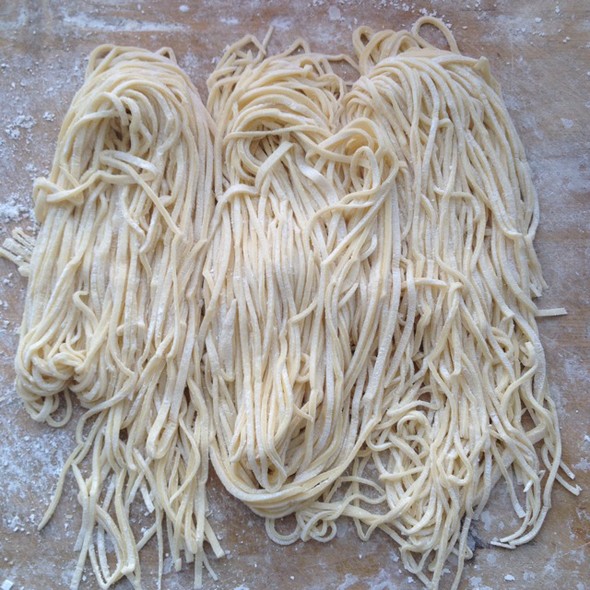 老妈教我的,和面时加点"料",手擀面劲道爽滑不断裂,口感更棒