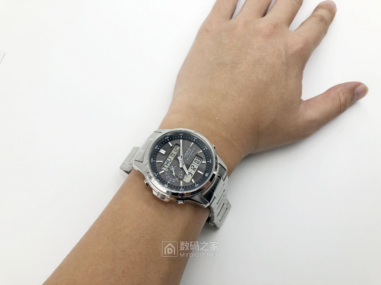 开箱详测：卡西欧CASIO LCW-M300双显电波光动能表，休闲商务之选