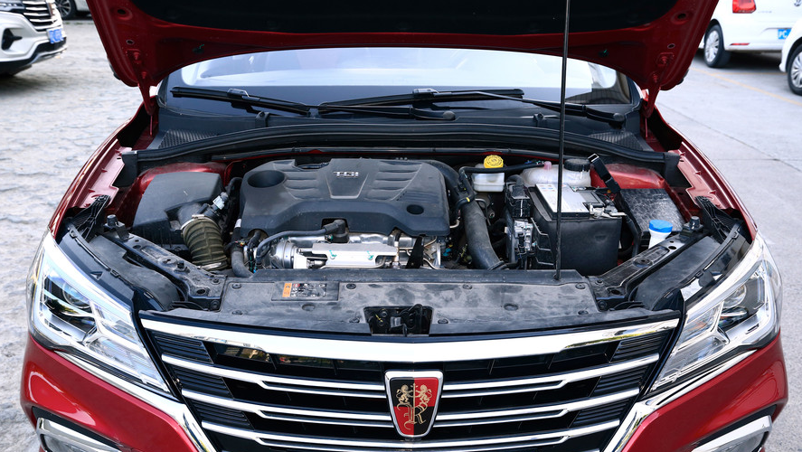荣威i5顶配11.59万，配主动刹车，油耗5.7L