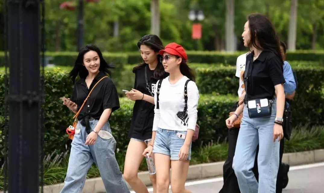 大一新生开学，家长开百万豪车送学生报到，导员：家长做法欠妥