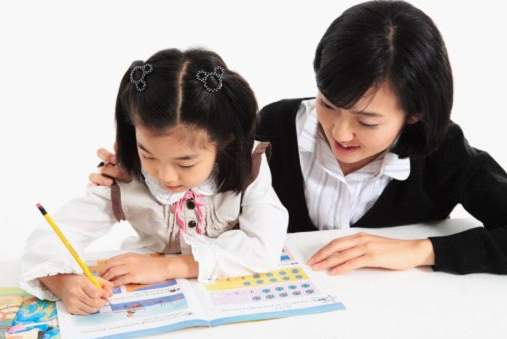 易烊千玺偏科严重，数学100分，网友看到英语成绩：体育老师教的