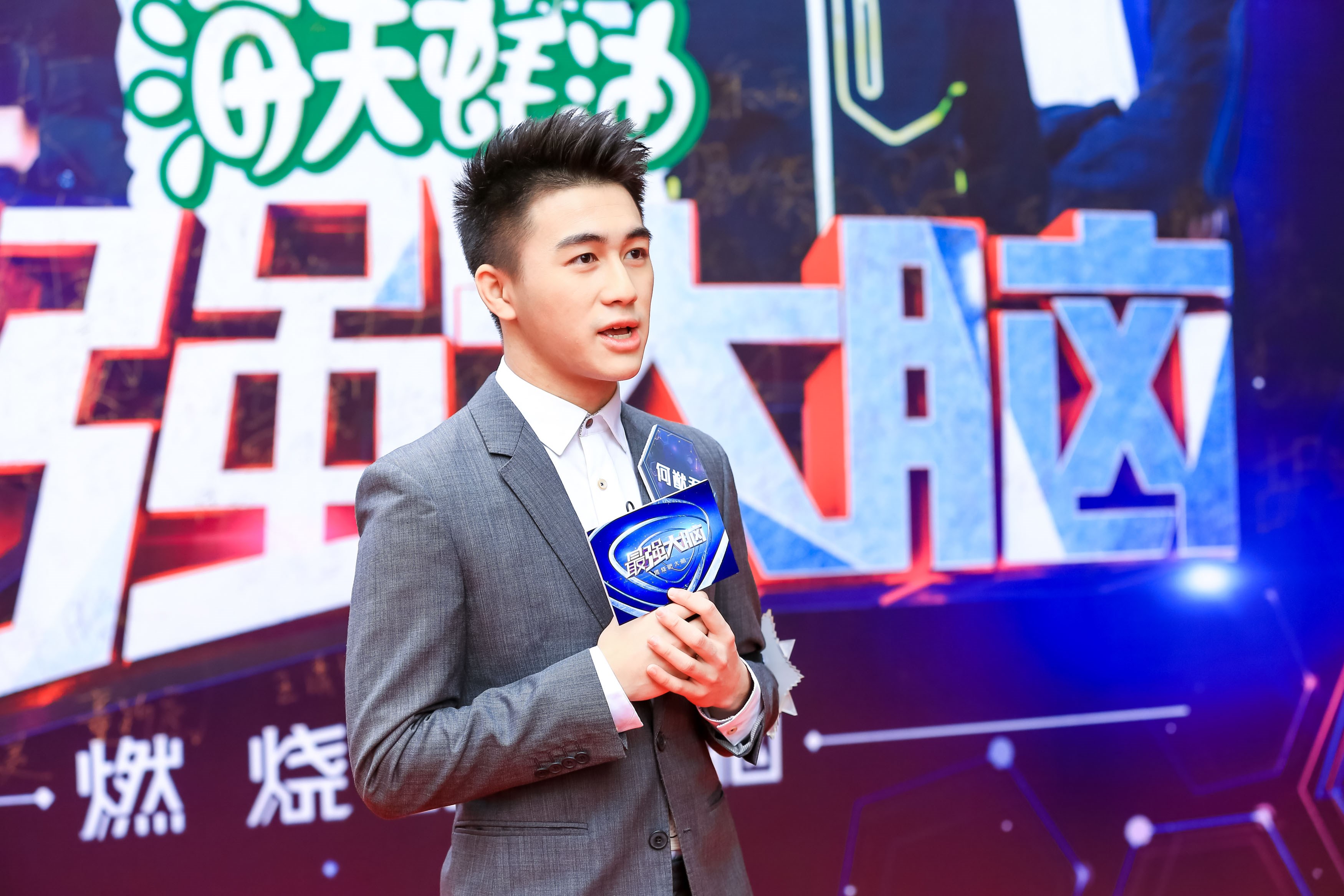 中国十大超级富二代，3000万豪车撞毁淡定玩手机，个个身份不简单