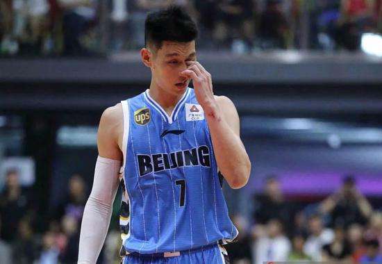 nba为什么会收林书豪(林书豪凭啥能当外援？全世界仅有俩人敢不传科比球，他是其中一个)