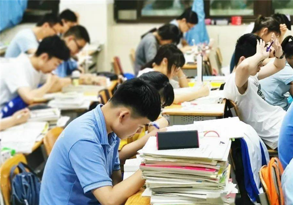高考能不能考上名牌大学？要看3门学科成绩，还要做对1个选择