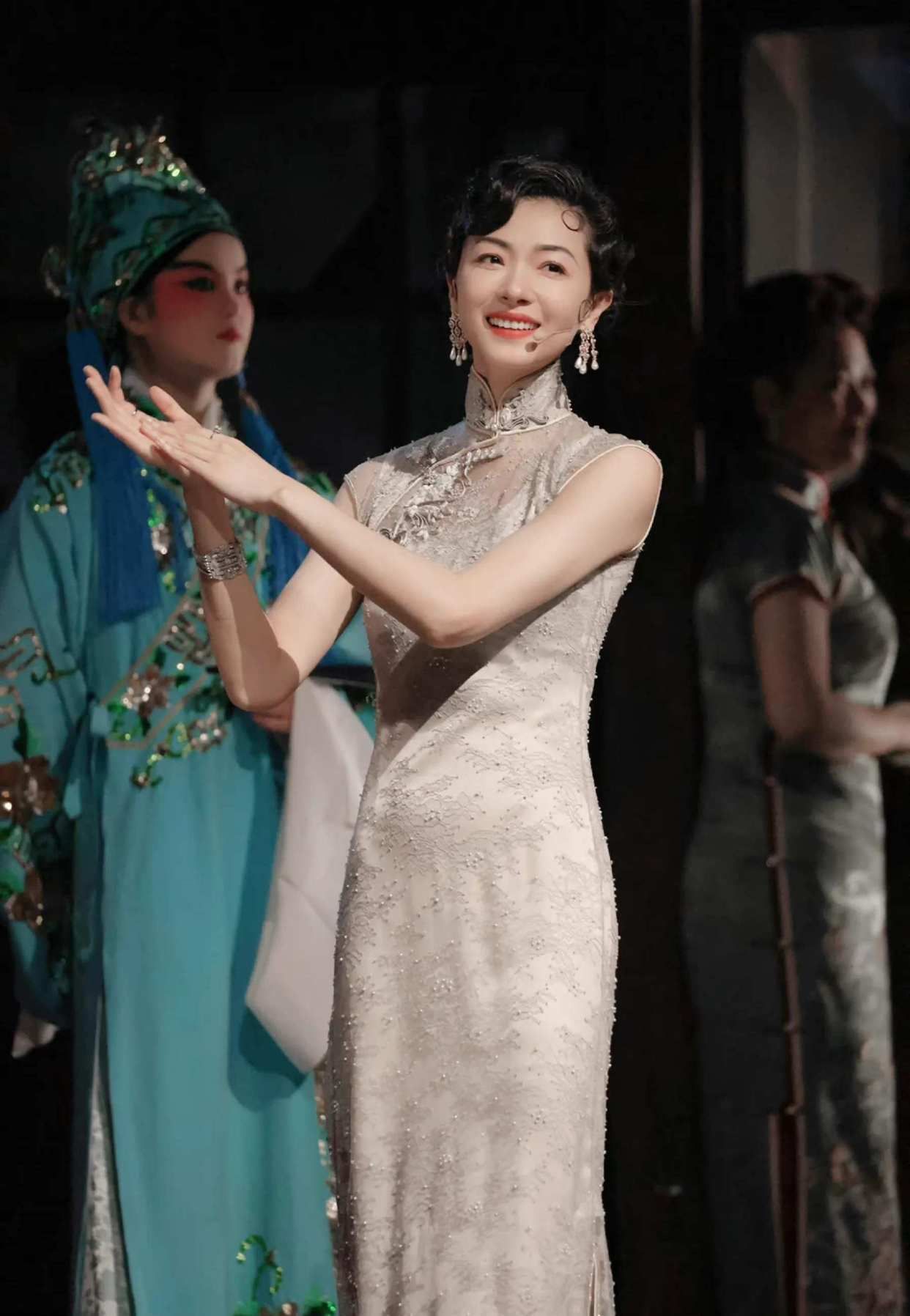 万茜演过的电视剧倾城之恋(叶锦添设计的旗袍,再配上万茜这身段和气质