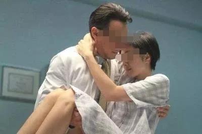 一次醉酒被女领导占了便宜，羞愧难当的我猛掐自己，真想一头撞死