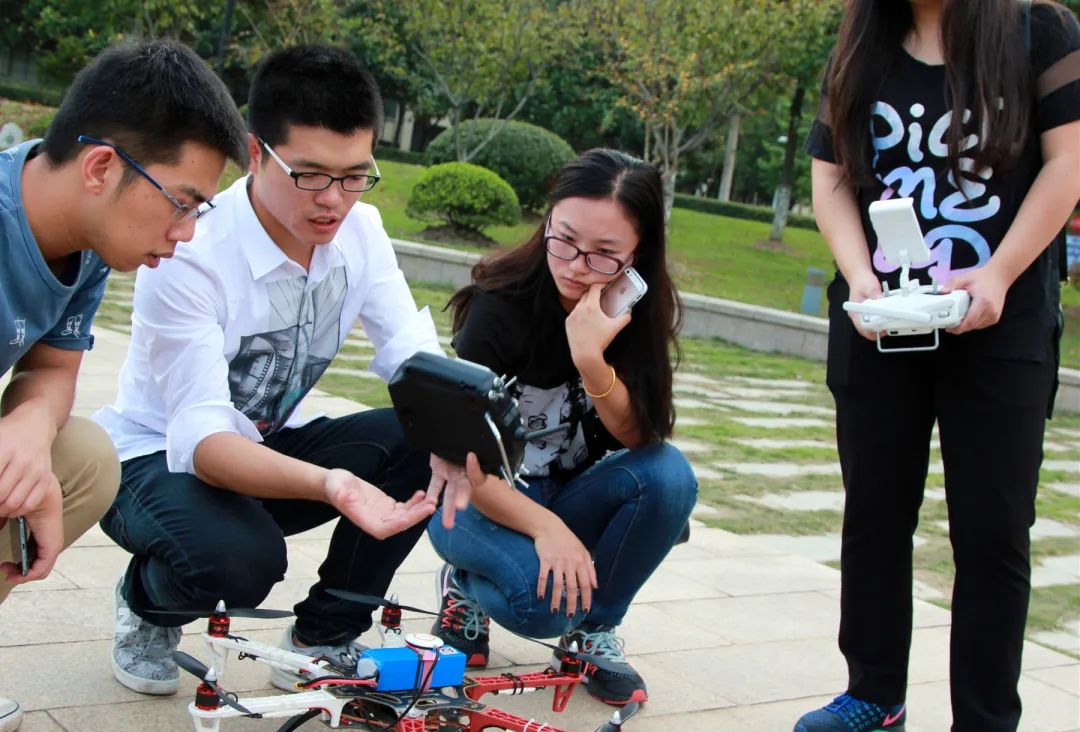 日新月著 博闻多识 | 浙江传媒学院新闻与传播学院欢迎你！