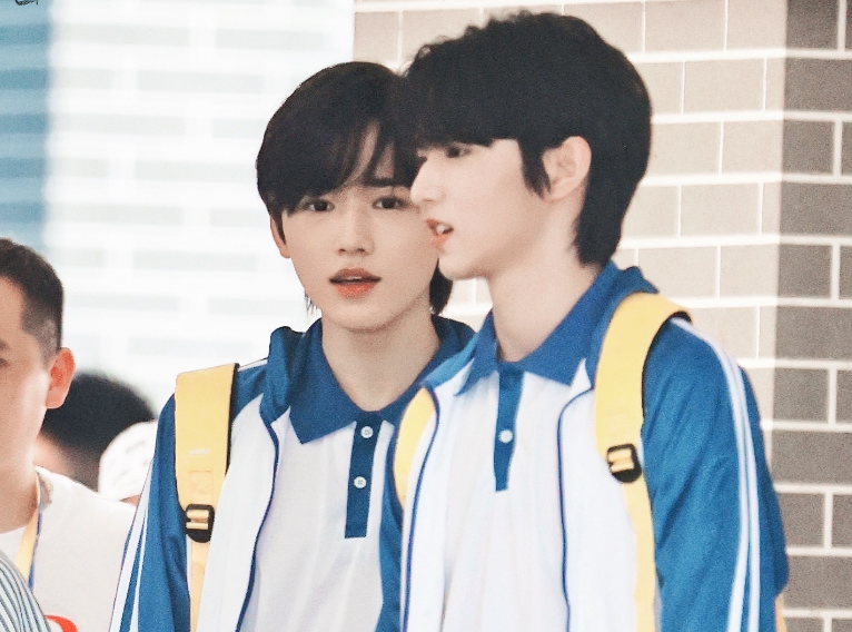 这回刘耀文的校服造型可真是帅到大家了,而他的好兄弟宋亚轩的校服