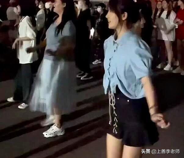 高校女生夜晚在男寝楼下“跳舞”，舞姿卓越，男生：这谁顶得住？