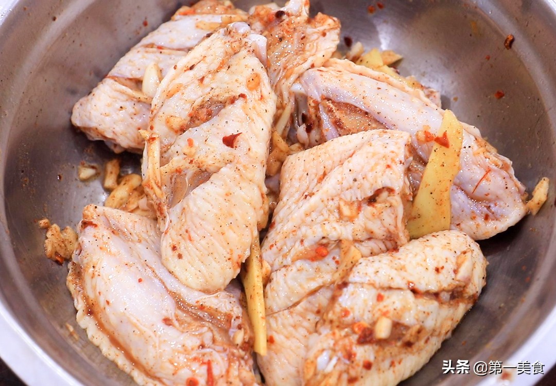 炸鸡裹粉是什么粉（教你脆皮鸡翅裹面粉关键秘方）