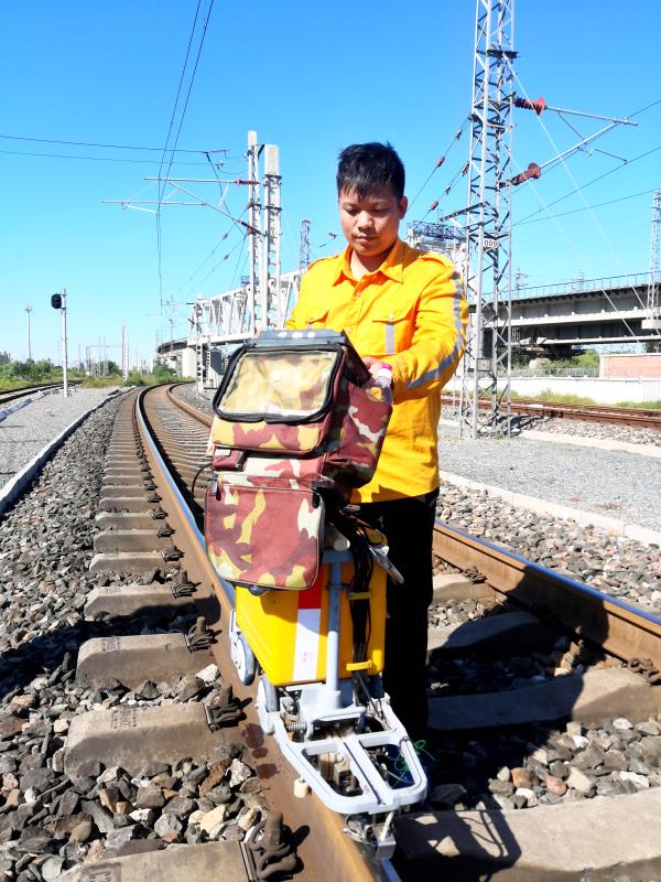 铁路探伤工白洁:心无旁骛做最好的"钢轨体检医生"