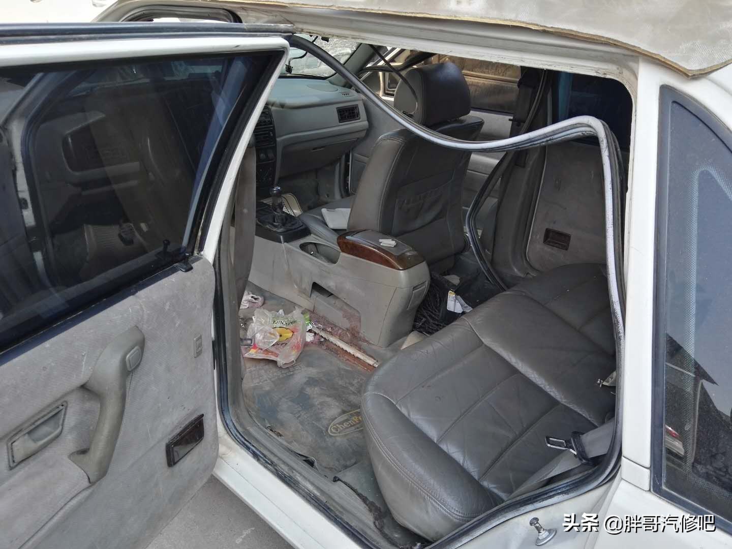 两辆大众桑塔纳2000,打包处理就值2000元,给油就能跑